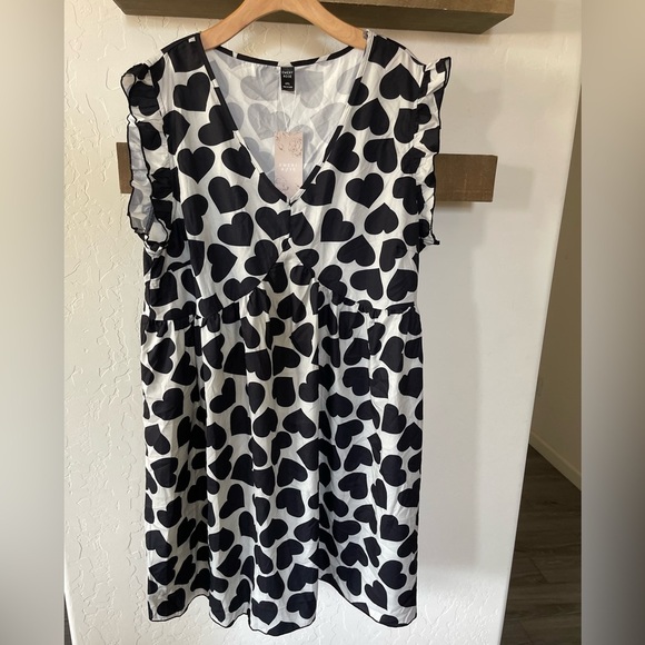 Emery Rose| Novelty Print, HEART print Mini Dress in Black & White•••Babydoll - Picture 10 of 10
